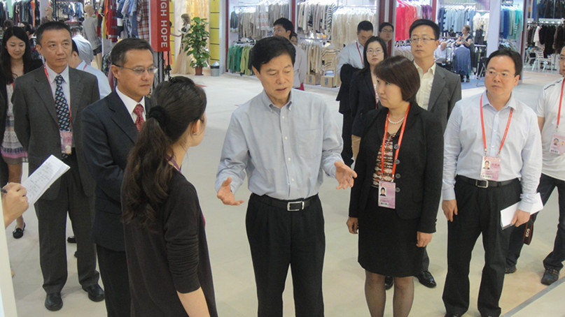 中国商务部副部长钟山等领导莅临协大广交会展台参观指导